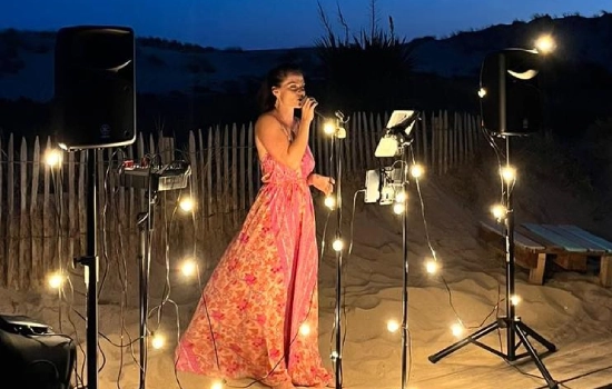 Lolla Garcia chante sur la plage la nuit